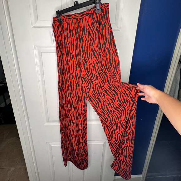 Windsor NWT!! Coord Zebra print 2 piece set with crop top and wide leg pants - Picture 11 of 12